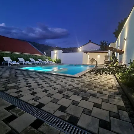 With Private Pool Apartman *